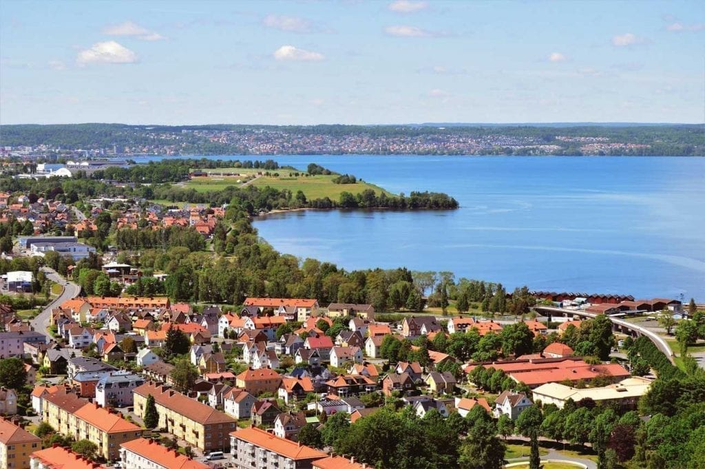 Utsikt från Huskvarna, vättern, hus och många tak